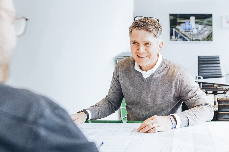 Imagebild Büro Clemens Zotlöterer sitzt mit einem Mitarbeiter zusammen und bespricht ein Projekt